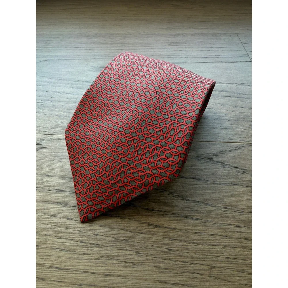 Hermes Paris Mens Silk Tie Red Grey Geometric Chain Link Pattern 5481 FA France